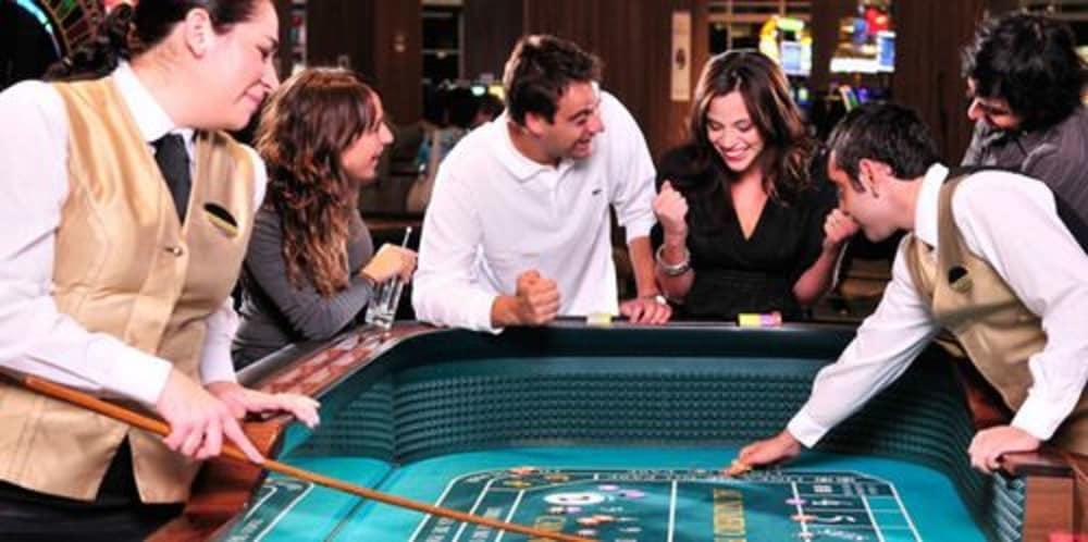 Hotel Dreams Valdivia Exterior photo A game of Tejo being played